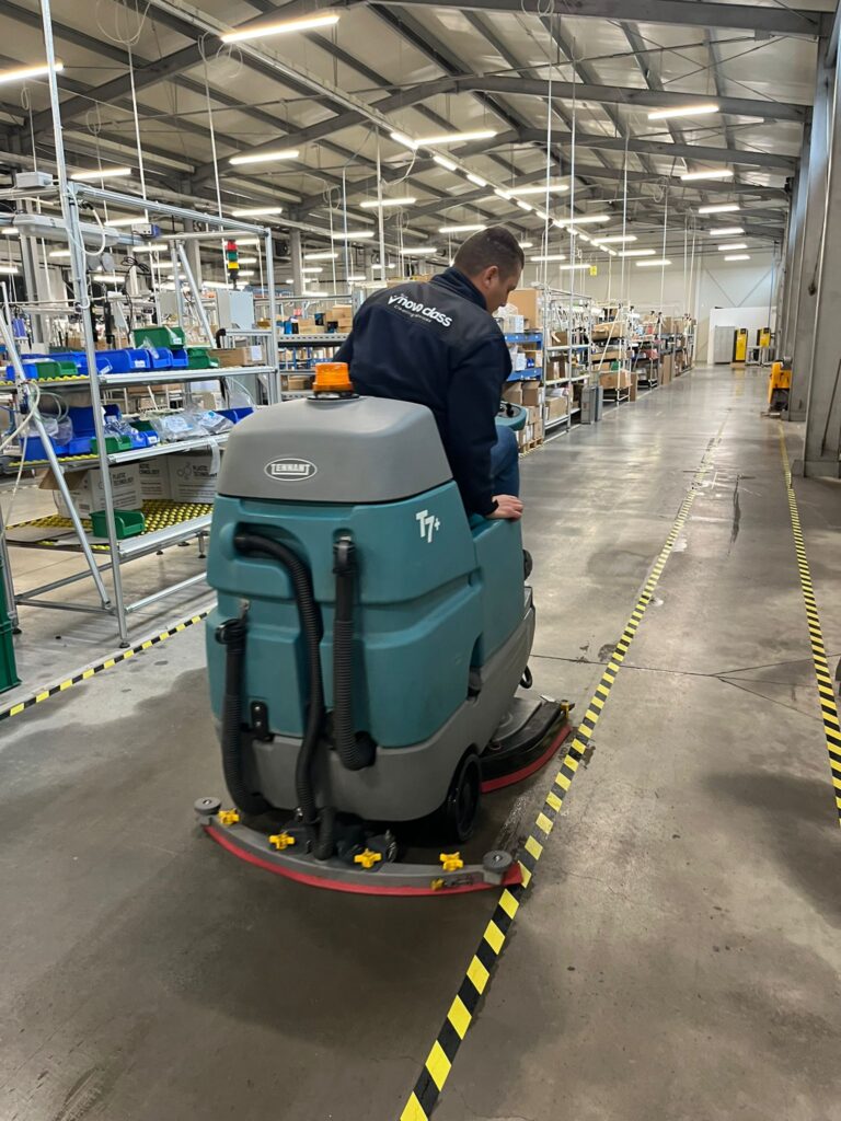 Mașină automată Tennant T7+ pentru spălat pardoseli, operată de echipa Novo Class